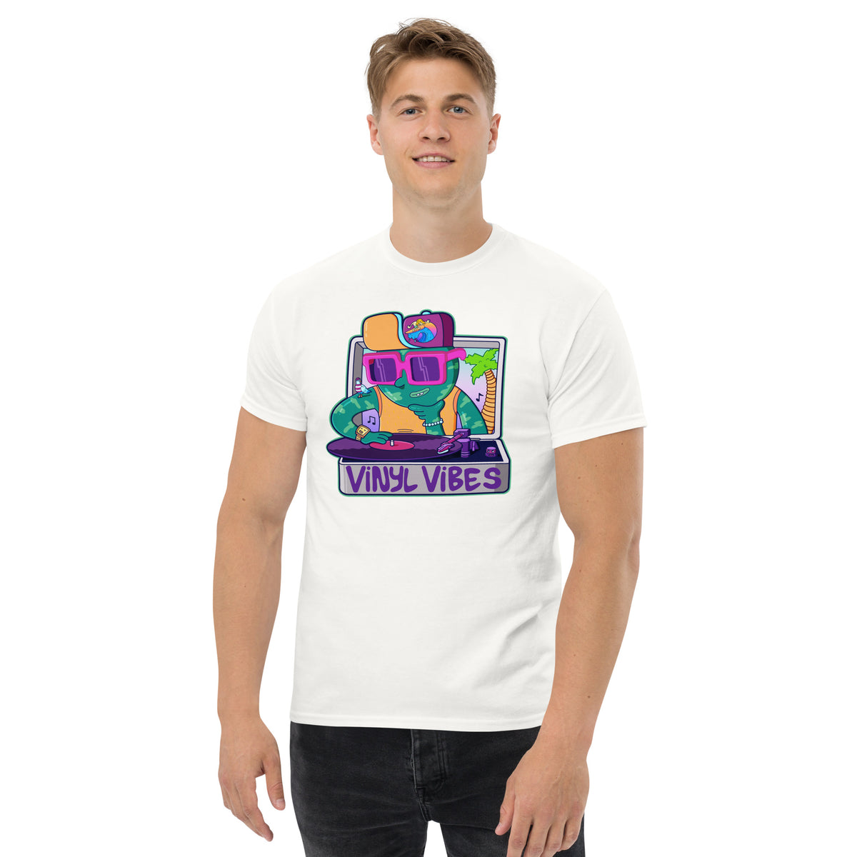 Gift-ready t-shirt for vinyl lovers, featuring a hand-drawn record player illustration